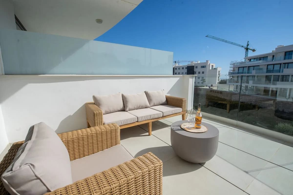 2 Bedroom Middle Floor Apartment for Sale in Fuengirola, Málaga - Image 3