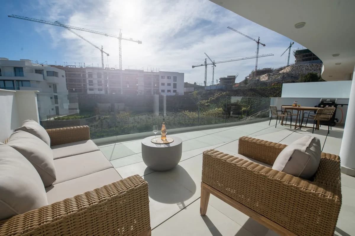 2 Bedroom Middle Floor Apartment for Sale in Fuengirola, Málaga - Image 4