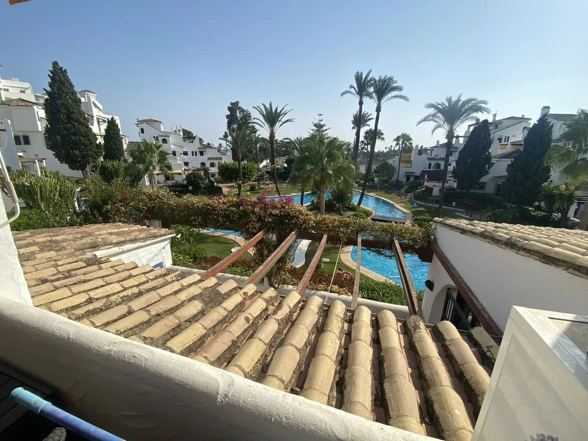 2 Bedroom Middle Floor Apartment for Sale in Nueva Andalucía, Málaga