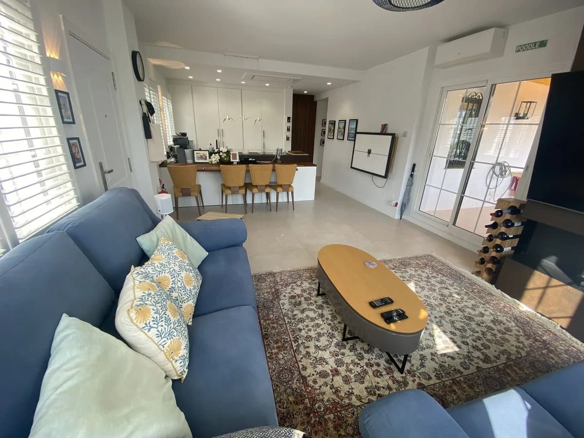 2 Bedroom Middle Floor Apartment for Sale in Nueva Andalucía, Málaga - Image 2