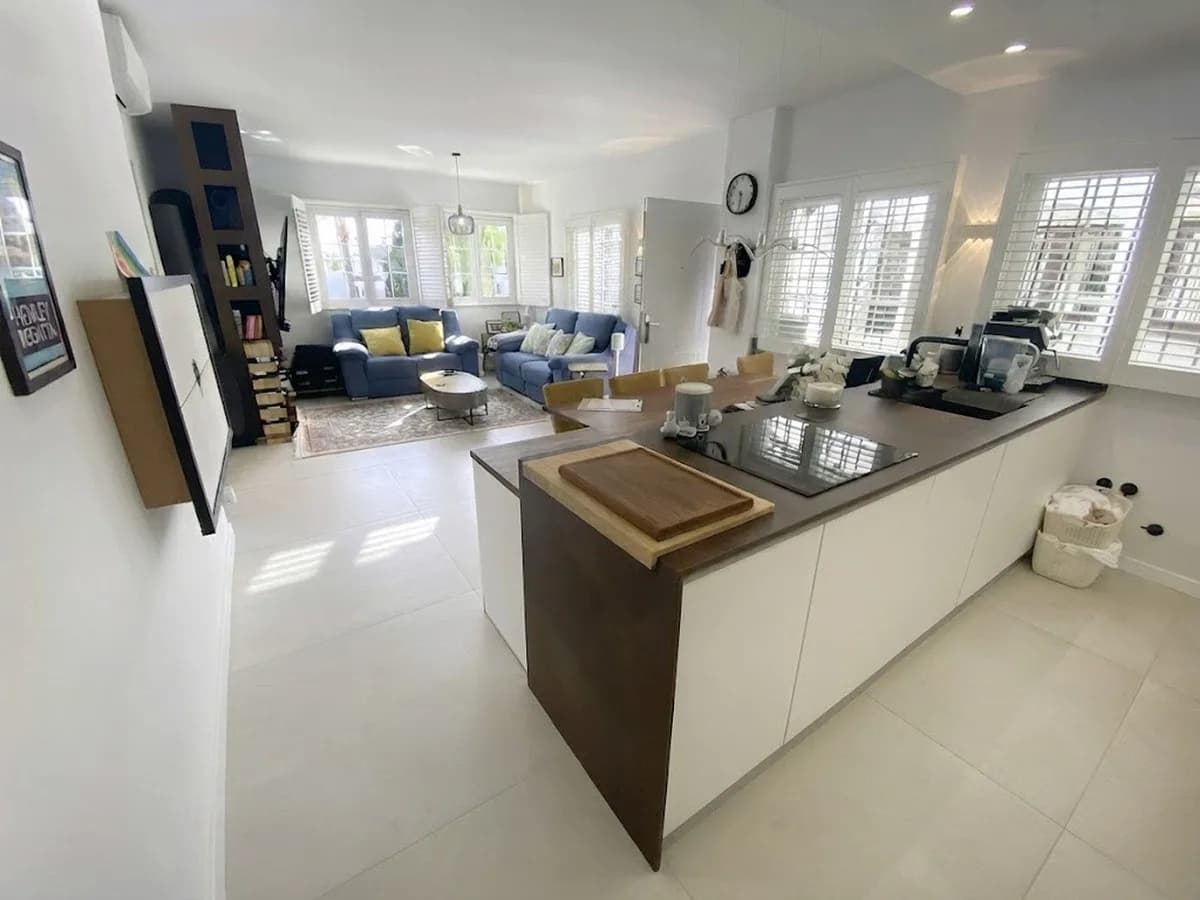 2 Bedroom Middle Floor Apartment for Sale in Nueva Andalucía, Málaga - Image 3