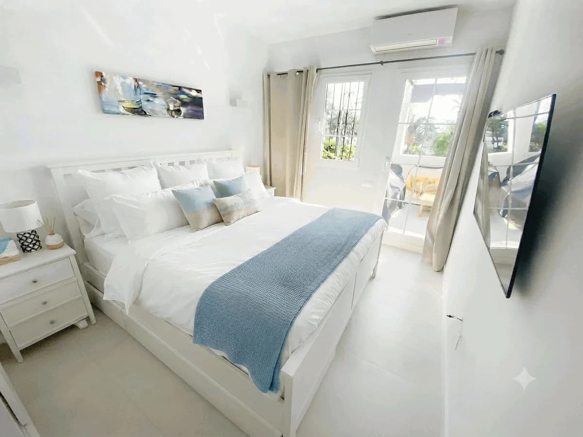 2 Bedroom Middle Floor Apartment for Sale in Nueva Andalucía, Málaga - Image 5