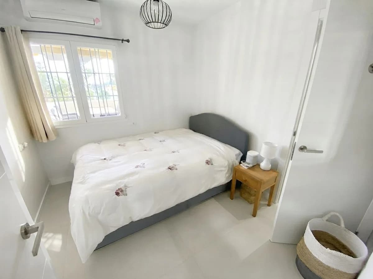 2 Bedroom Middle Floor Apartment for Sale in Nueva Andalucía, Málaga - Image 6