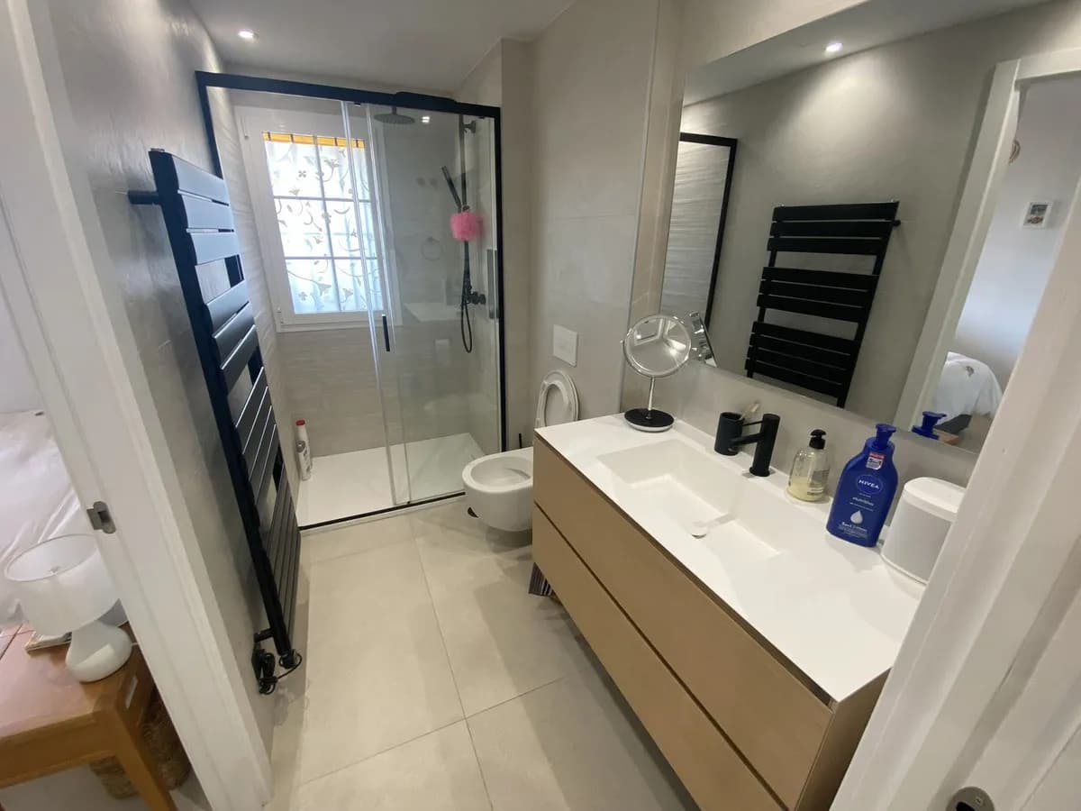 2 Bedroom Middle Floor Apartment for Sale in Nueva Andalucía, Málaga - Image 8