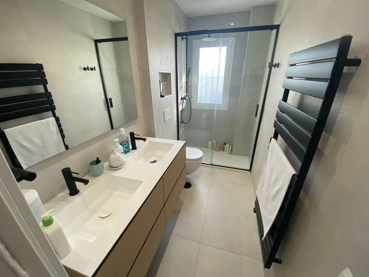 2 Bedroom Middle Floor Apartment for Sale in Nueva Andalucía, Málaga - Image 9