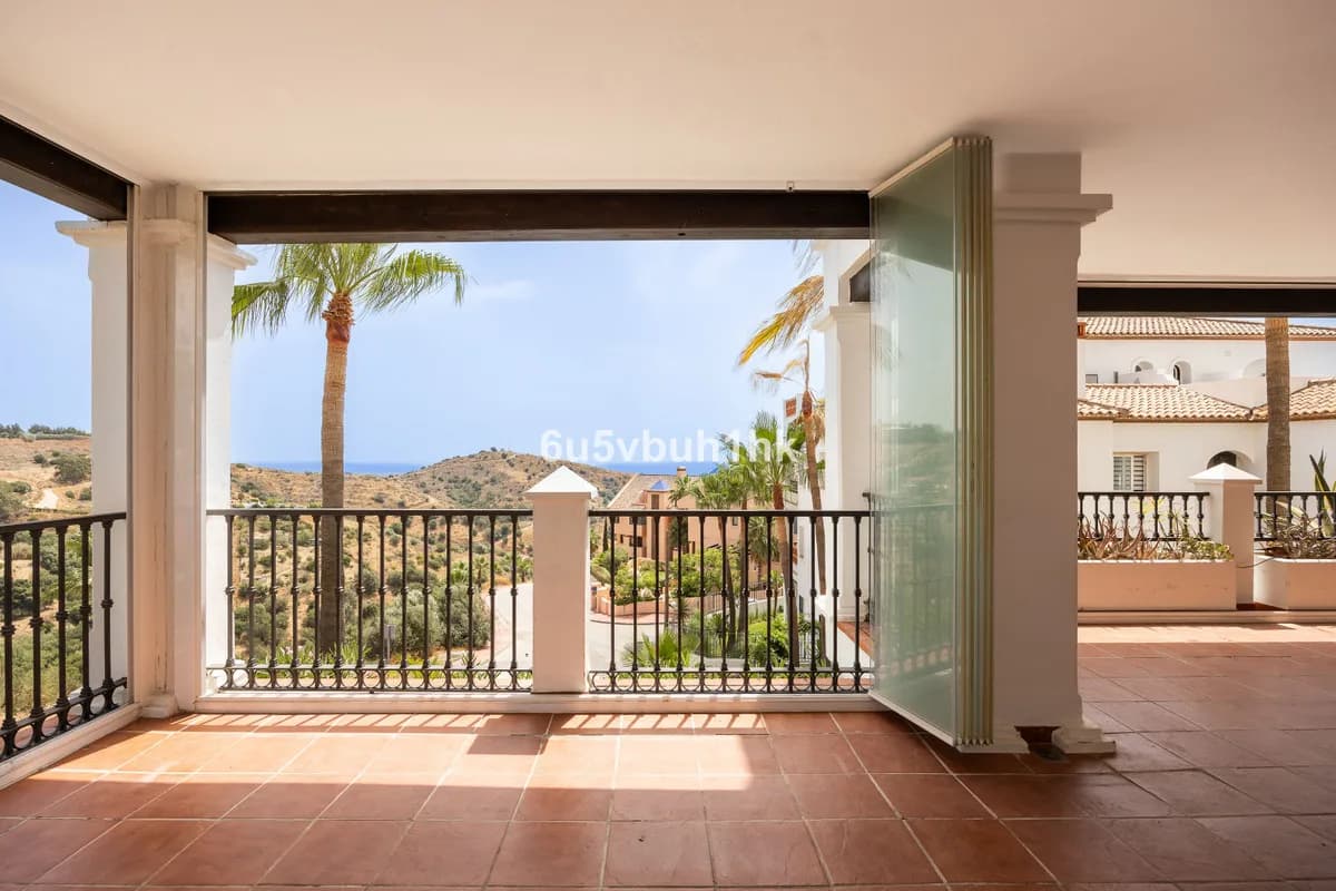 2 Bedroom Middle Floor Apartment for Sale in Calahonda, Málaga