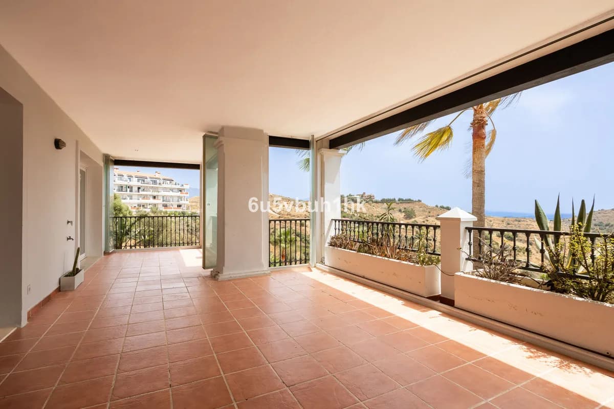 2 Bedroom Middle Floor Apartment for Sale in Calahonda, Málaga - Image 3