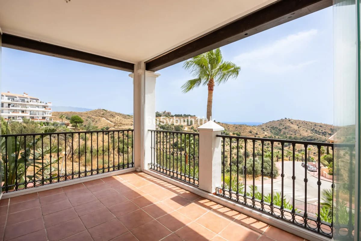 2 Bedroom Middle Floor Apartment for Sale in Calahonda, Málaga - Image 4
