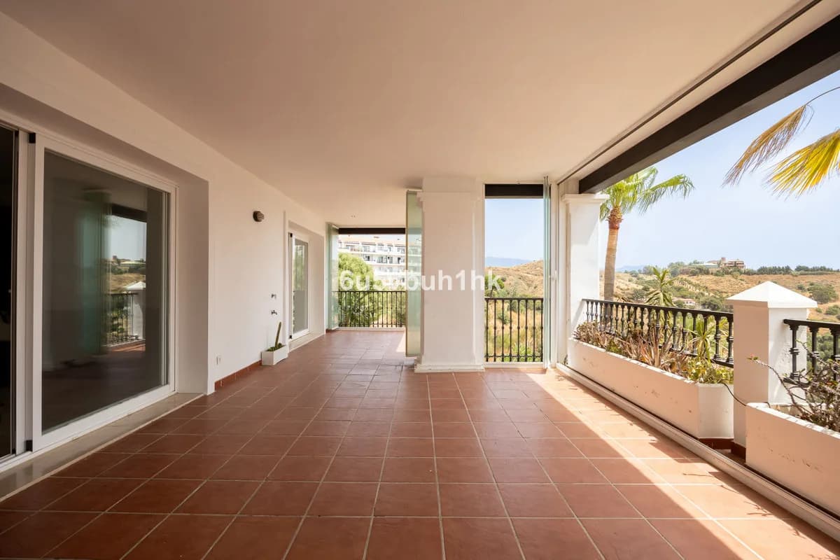 2 Bedroom Middle Floor Apartment for Sale in Calahonda, Málaga - Image 6