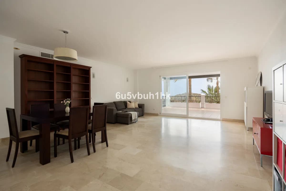 2 Bedroom Middle Floor Apartment for Sale in Calahonda, Málaga - Image 7