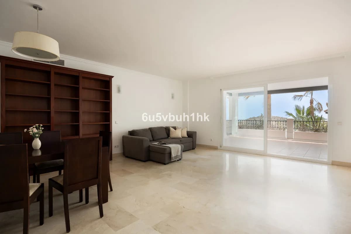 2 Bedroom Middle Floor Apartment for Sale in Calahonda, Málaga - Image 8