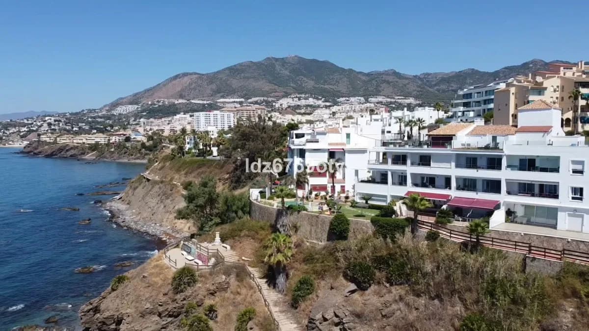 3 Bedroom Middle Floor Apartment for Sale in Benalmadena Costa, Málaga - Image 2