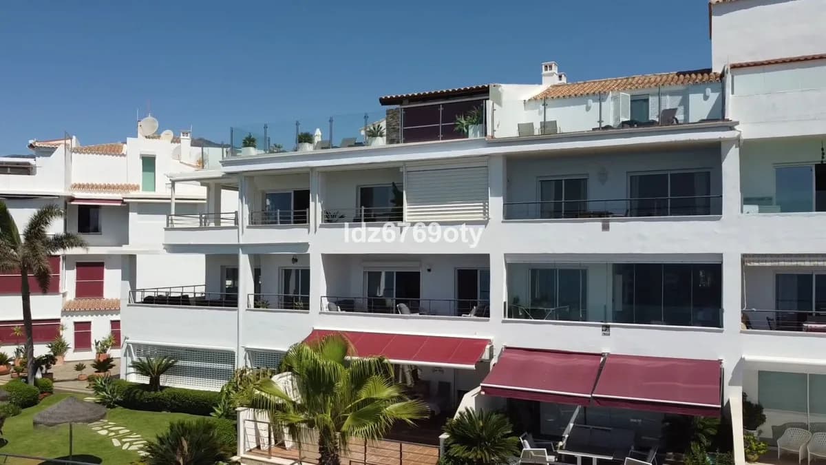 3 Bedroom Middle Floor Apartment for Sale in Benalmadena Costa, Málaga - Image 3