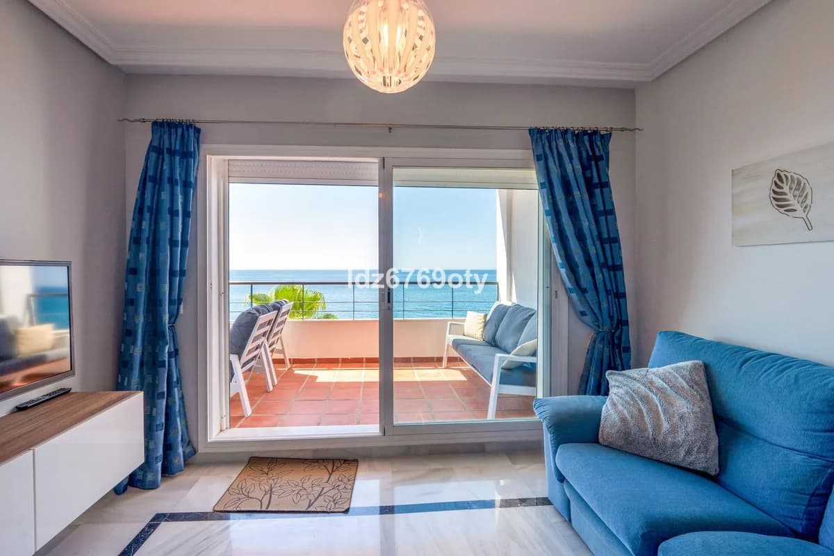 3 Bedroom Middle Floor Apartment for Sale in Benalmadena Costa, Málaga - Image 4