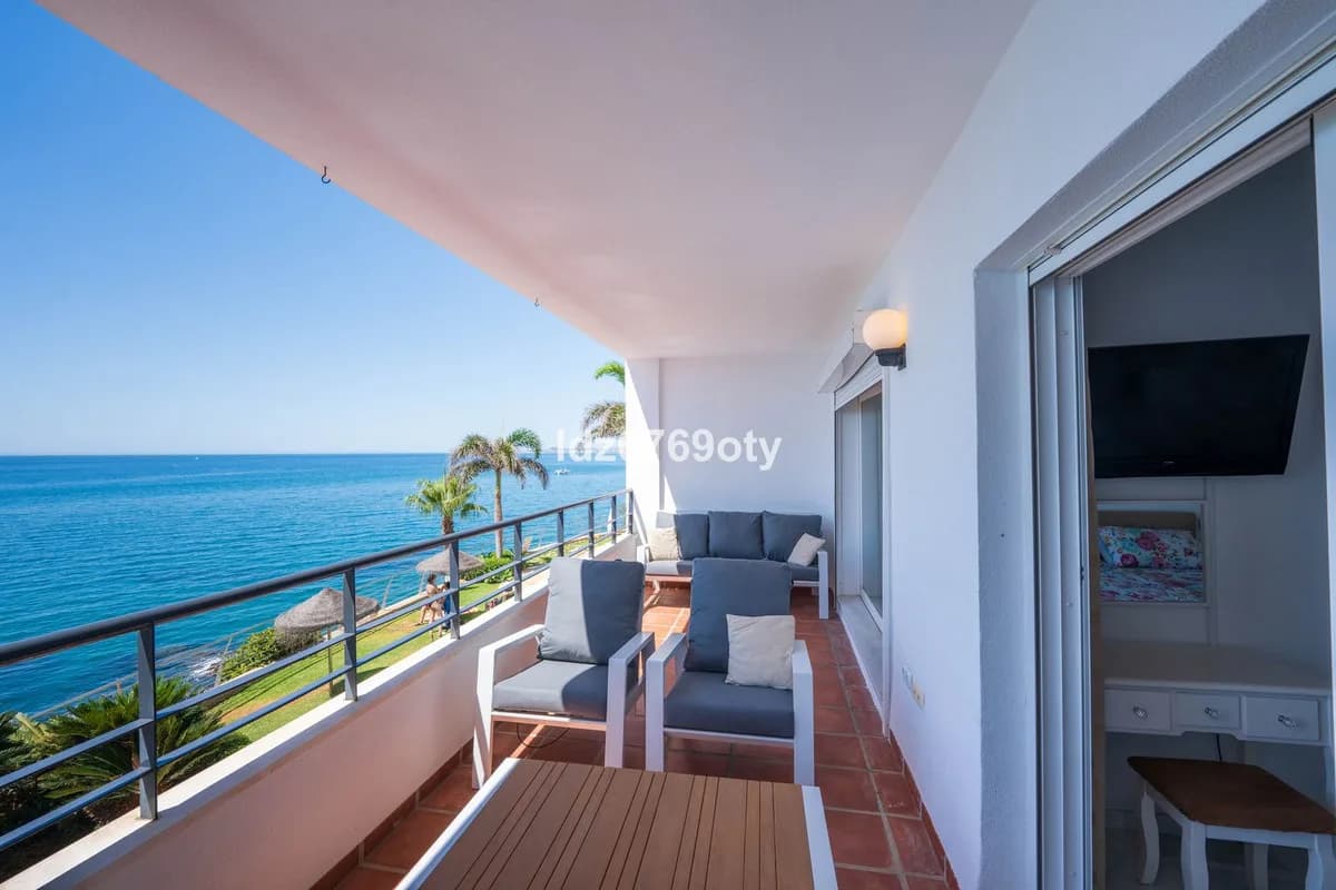 3 Bedroom Middle Floor Apartment for Sale in Benalmadena Costa, Málaga - Image 5