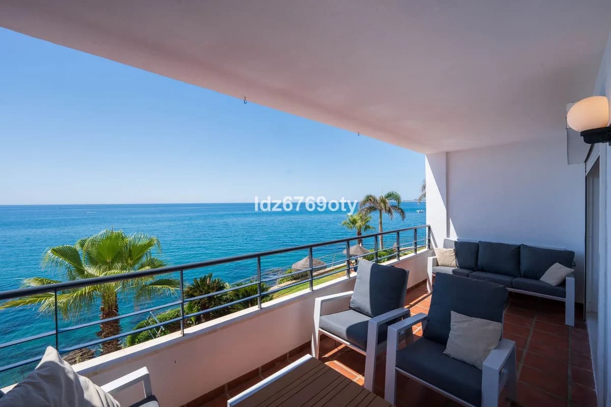 3 Bedroom Middle Floor Apartment for Sale in Benalmadena Costa, Málaga - Image 6
