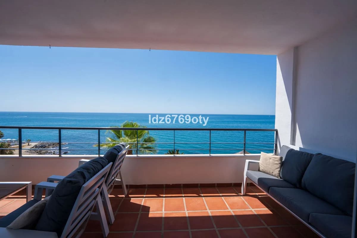 3 Bedroom Middle Floor Apartment for Sale in Benalmadena Costa, Málaga - Image 7