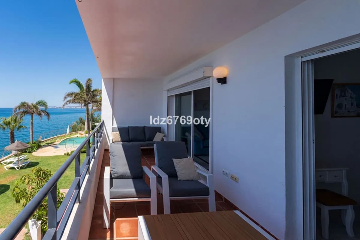 3 Bedroom Middle Floor Apartment for Sale in Benalmadena Costa, Málaga - Image 9