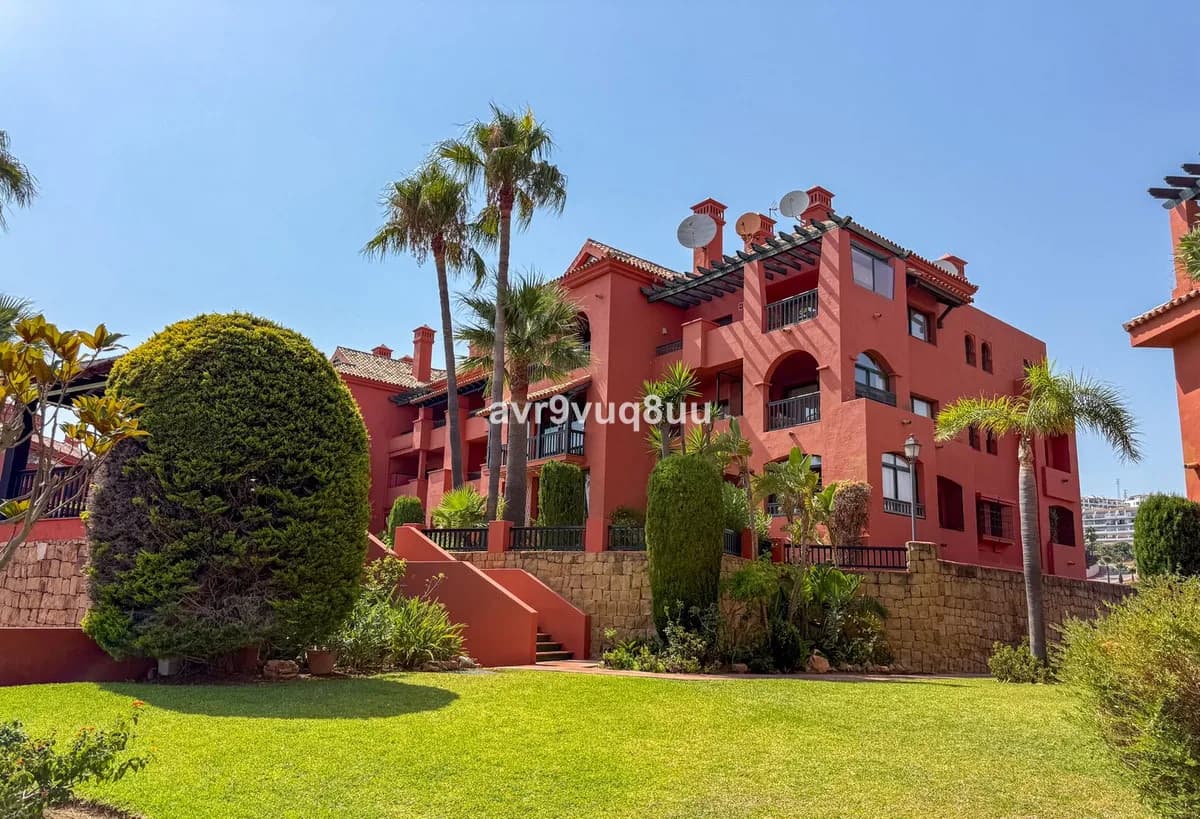 3 Bedroom Middle Floor Apartment for Sale in Calahonda, Málaga - Image 2