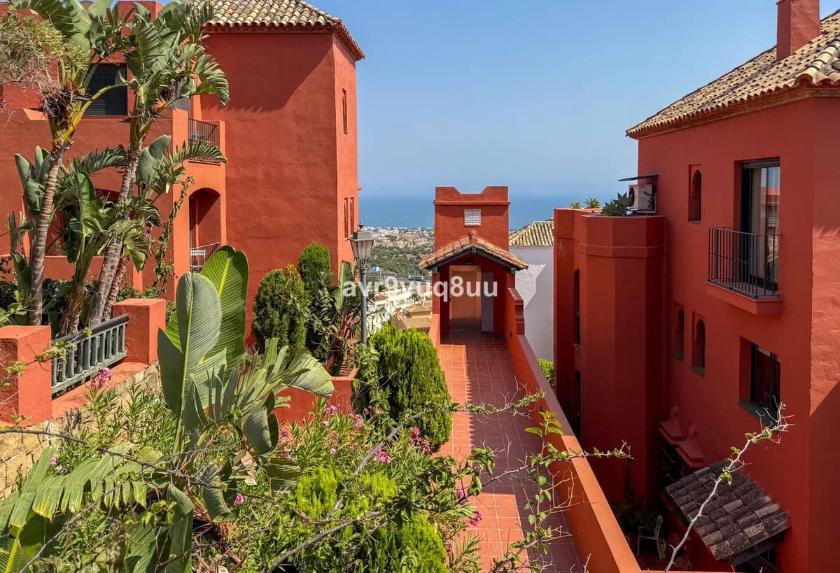 3 Bedroom Middle Floor Apartment for Sale in Calahonda, Málaga - Image 3