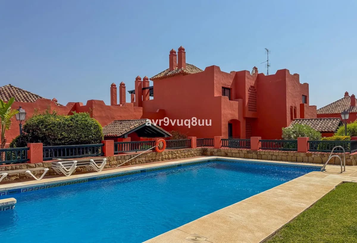 3 Bedroom Middle Floor Apartment for Sale in Calahonda, Málaga - Image 4