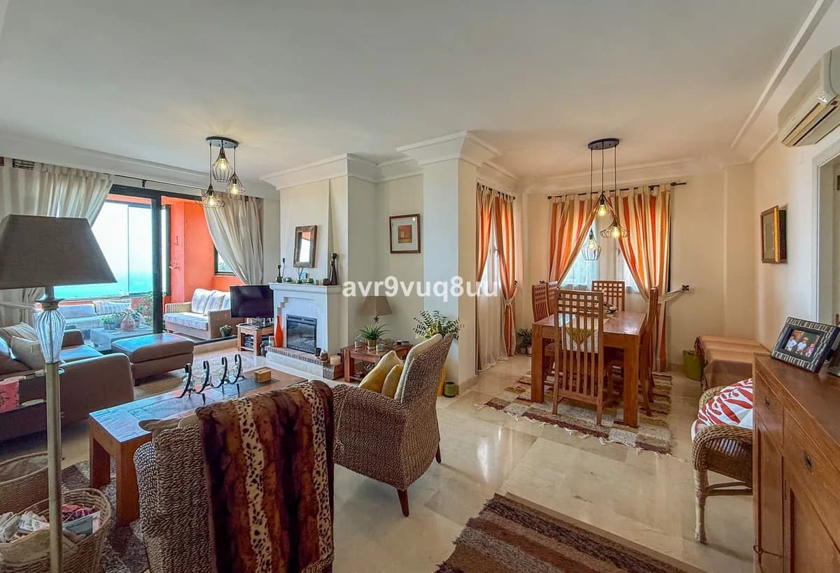 3 Bedroom Middle Floor Apartment for Sale in Calahonda, Málaga - Image 5
