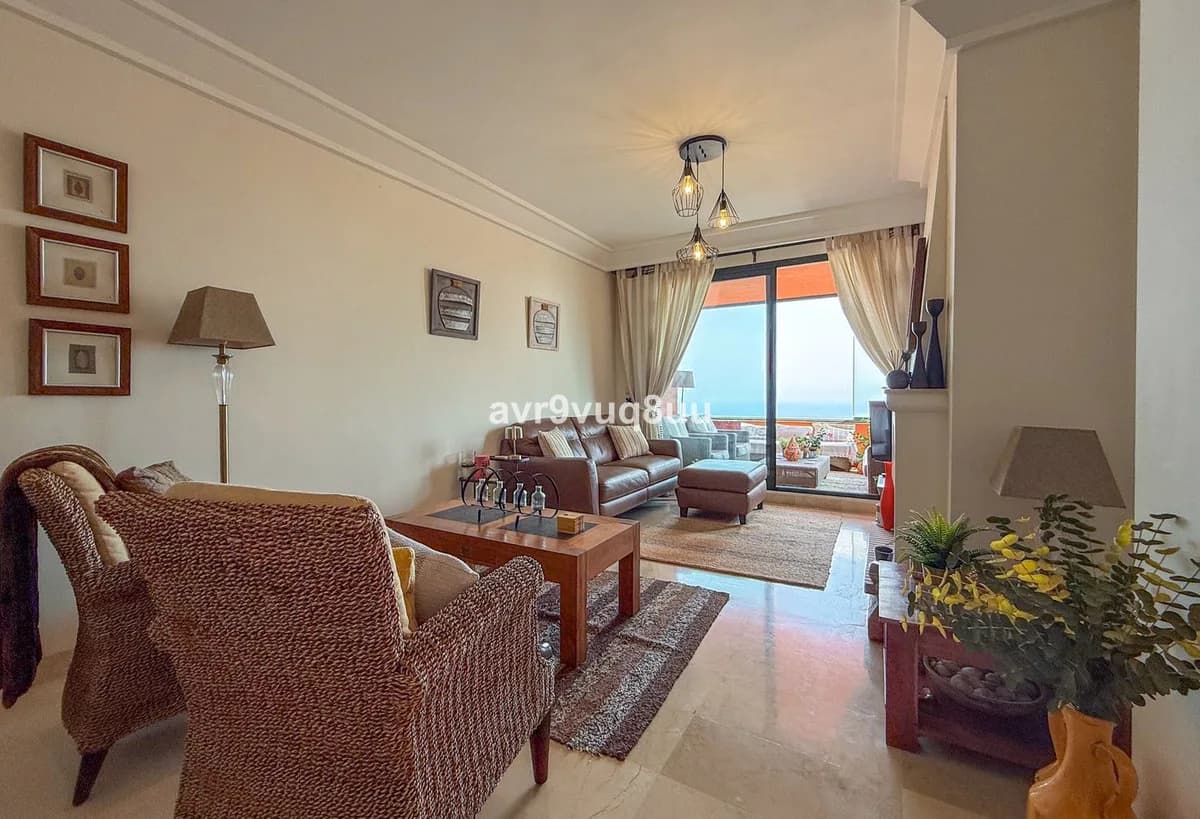 3 Bedroom Middle Floor Apartment for Sale in Calahonda, Málaga - Image 6