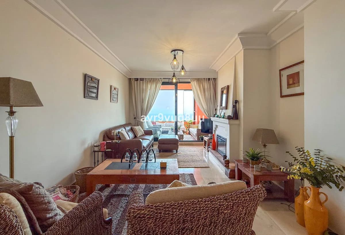 3 Bedroom Middle Floor Apartment for Sale in Calahonda, Málaga - Image 7