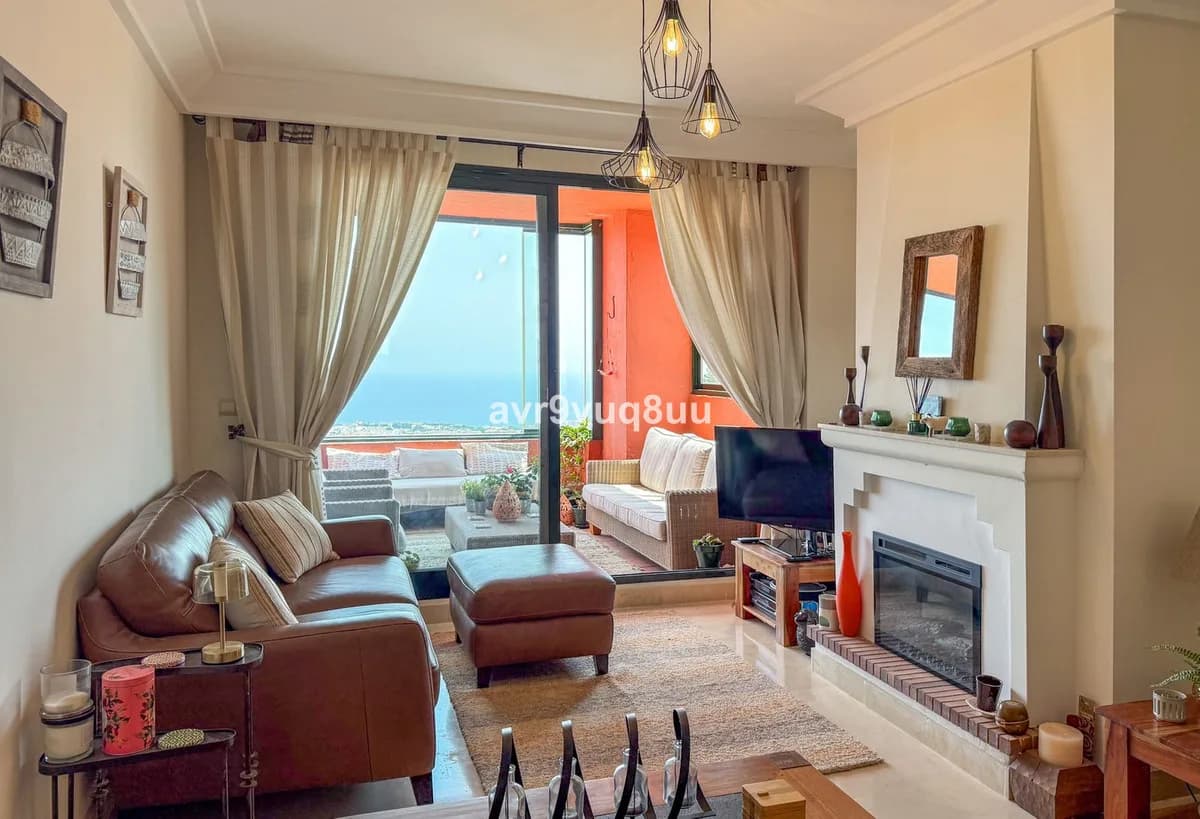 3 Bedroom Middle Floor Apartment for Sale in Calahonda, Málaga - Image 8