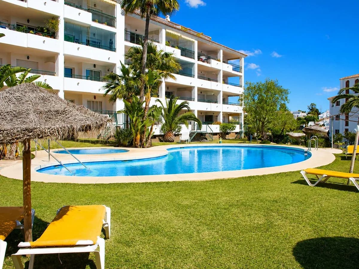 2 Bedroom Middle Floor Apartment for Sale in Calahonda, Málaga