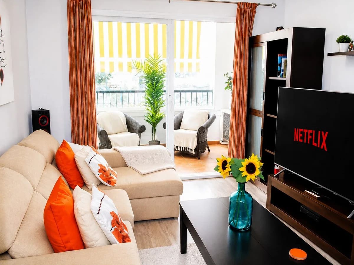 2 Bedroom Middle Floor Apartment for Sale in Calahonda, Málaga - Image 2
