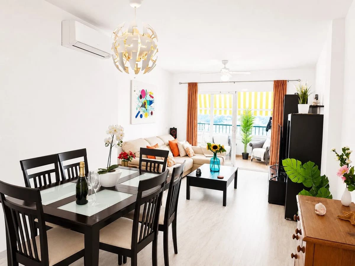2 Bedroom Middle Floor Apartment for Sale in Calahonda, Málaga - Image 3
