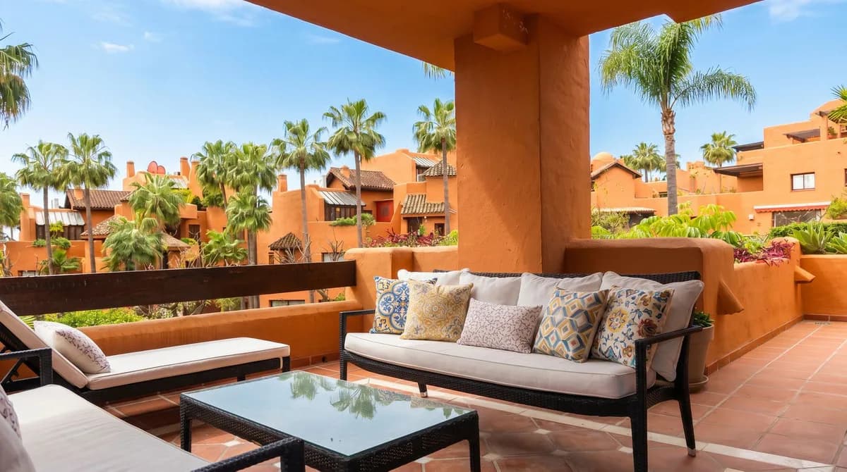 2 Bedroom Middle Floor Apartment for Sale in Nueva Andalucía, Málaga