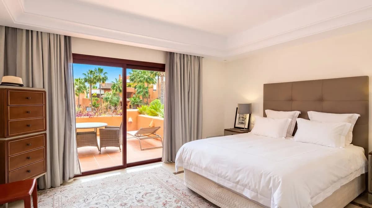 2 Bedroom Middle Floor Apartment for Sale in Nueva Andalucía, Málaga - Image 2