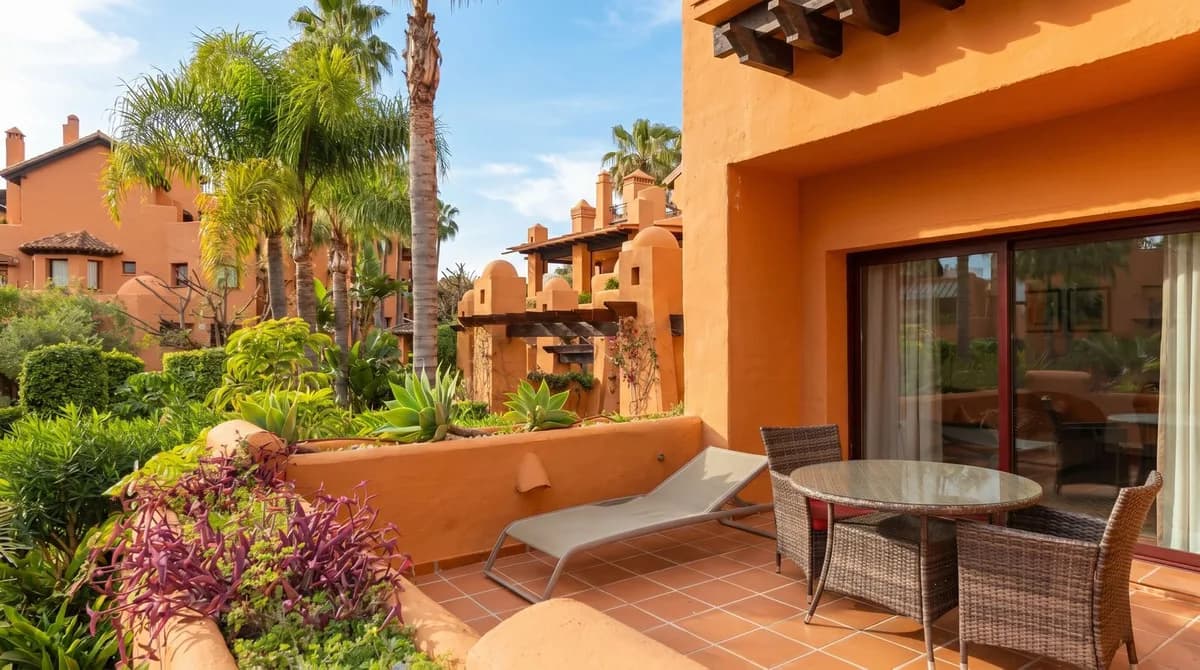 2 Bedroom Middle Floor Apartment for Sale in Nueva Andalucía, Málaga - Image 3