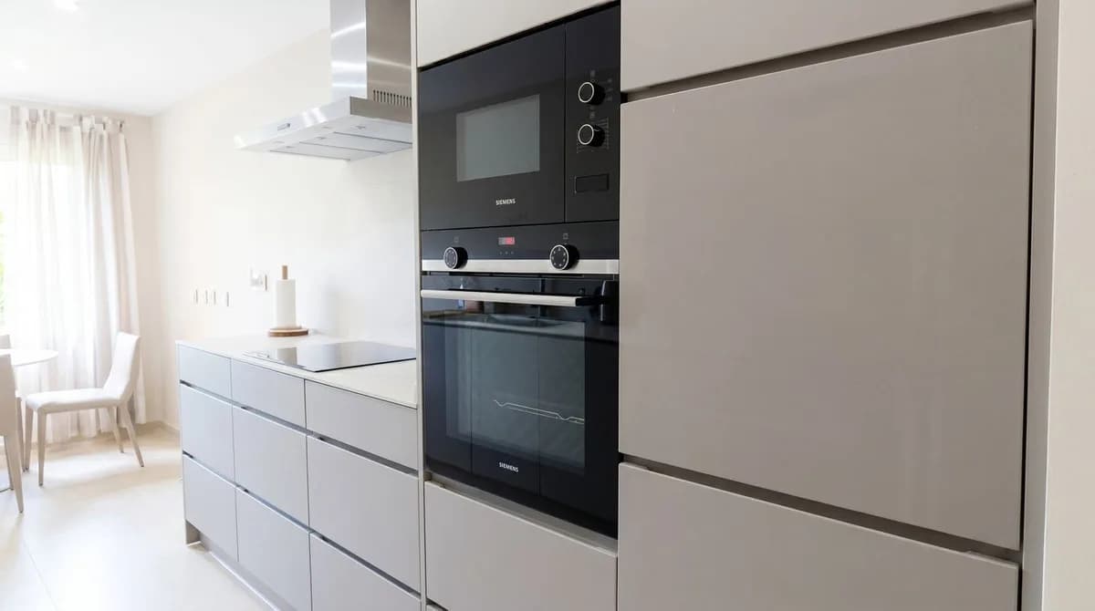 2 Bedroom Middle Floor Apartment for Sale in Nueva Andalucía, Málaga - Image 4