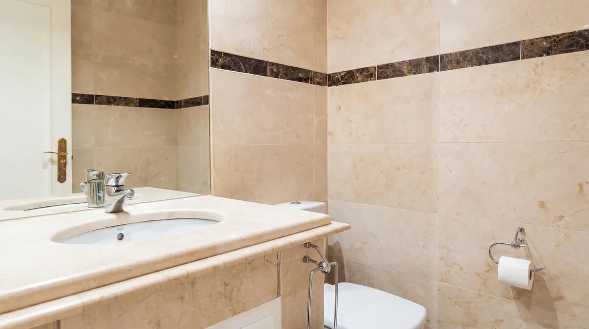 2 Bedroom Middle Floor Apartment for Sale in Nueva Andalucía, Málaga - Image 9