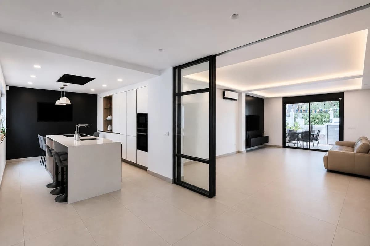 9 Bedroom Semi-Detached House for Sale in Nueva Andalucía, Málaga