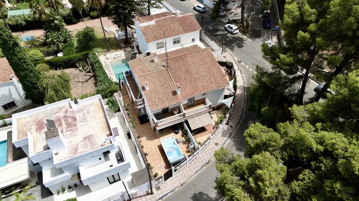 9 Bedroom Semi-Detached House for Sale in Nueva Andalucía, Málaga - Image 3