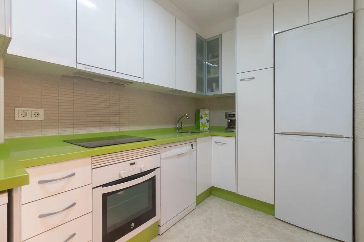 3 Bedroom Middle Floor Apartment for Sale in Los Boliches, Málaga - Image 4