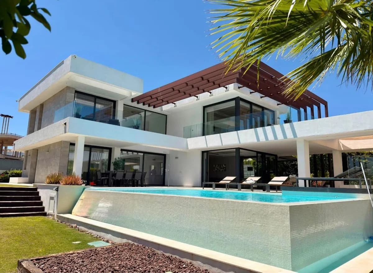 5 Bedroom Detached Villa for Sale in New Golden Mile, Málaga