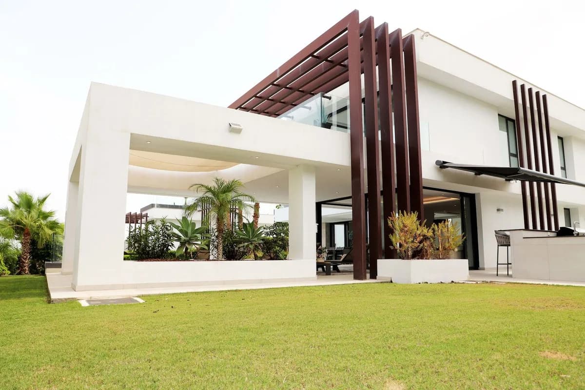 5 Bedroom Detached Villa for Sale in New Golden Mile, Málaga - Image 2