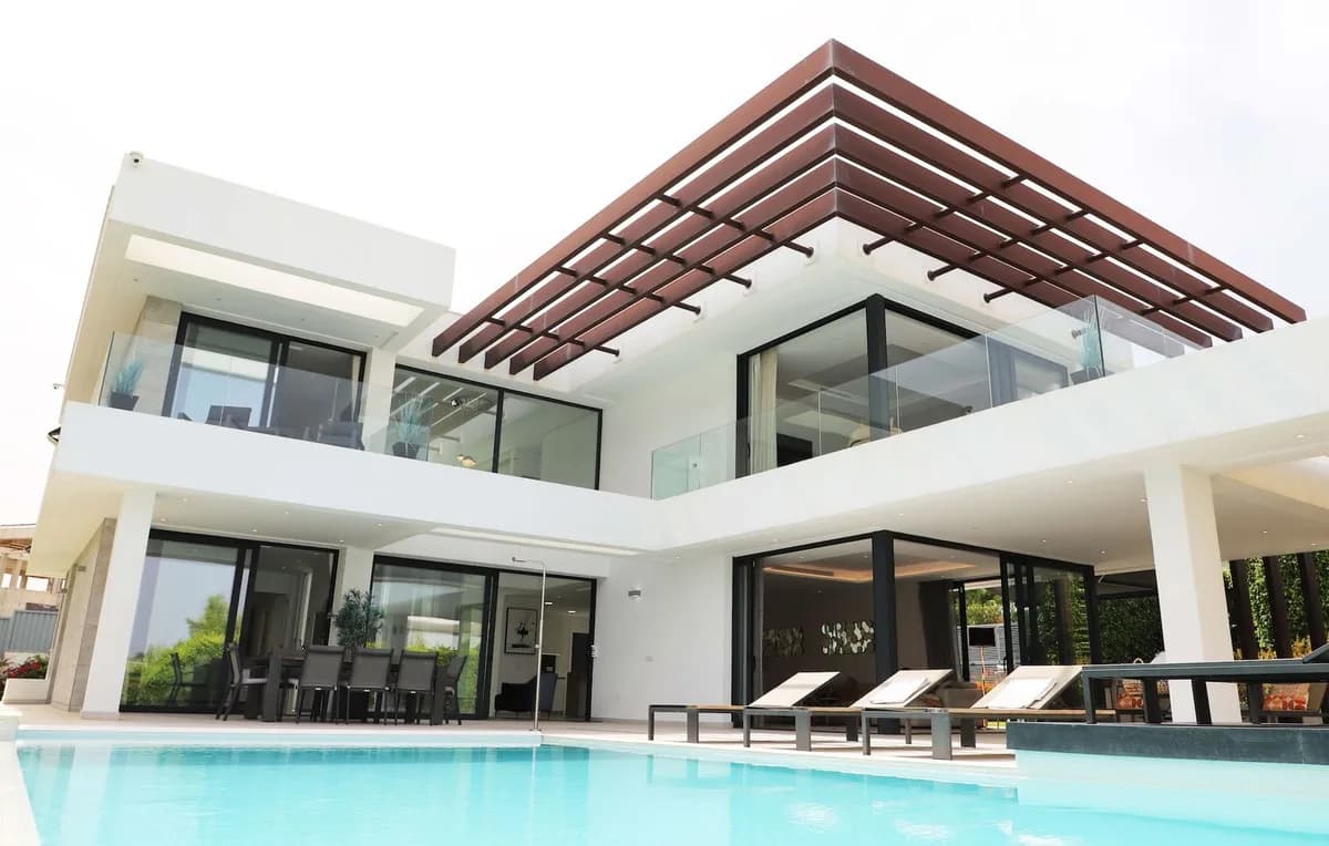5 Bedroom Detached Villa for Sale in New Golden Mile, Málaga - Image 3
