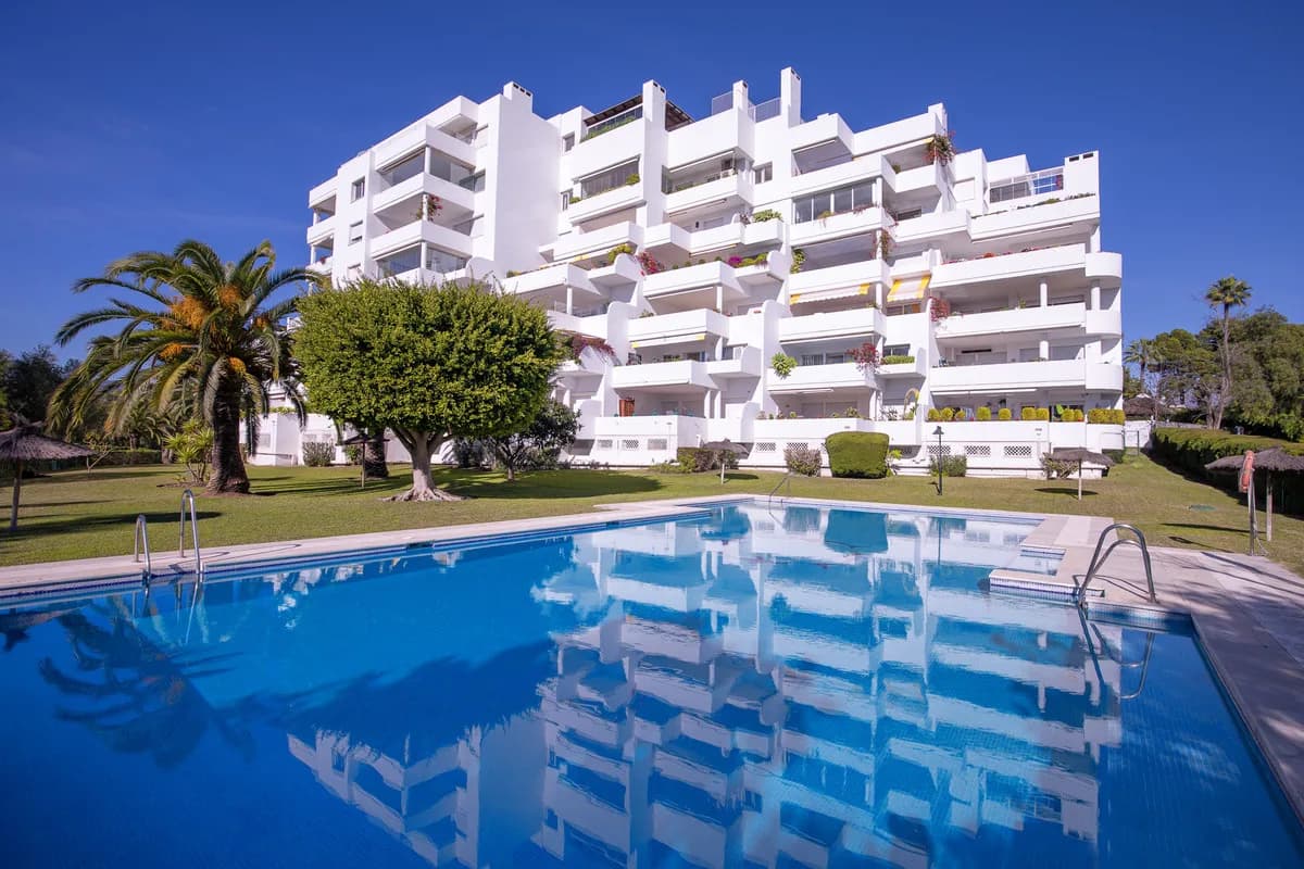 2 Bedroom Middle Floor Apartment for Sale in Guadalmina Alta, Málaga