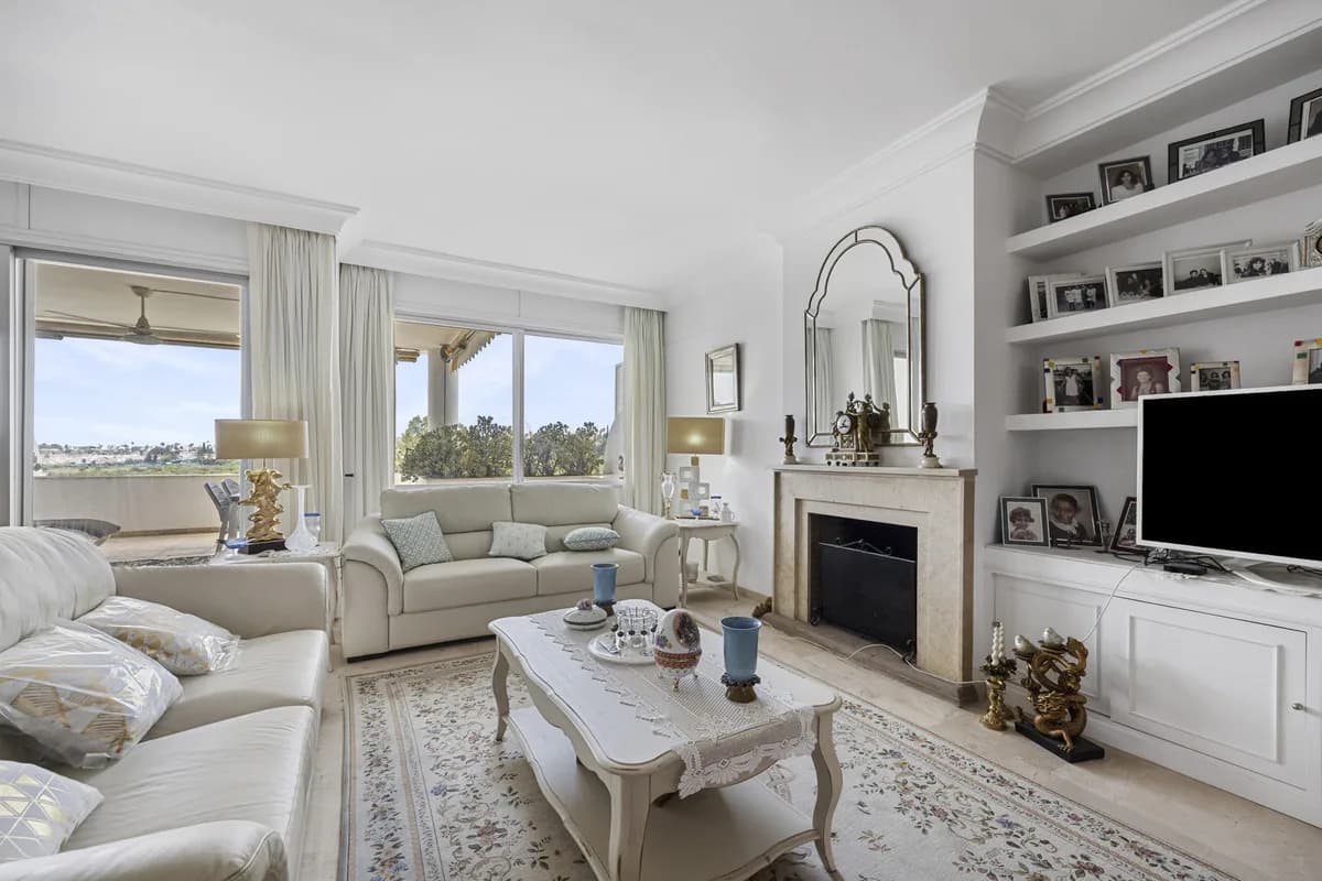 2 Bedroom Middle Floor Apartment for Sale in Guadalmina Alta, Málaga - Image 2