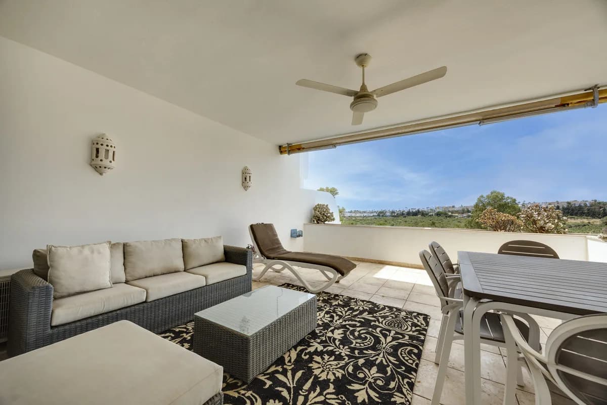 2 Bedroom Middle Floor Apartment for Sale in Guadalmina Alta, Málaga - Image 3