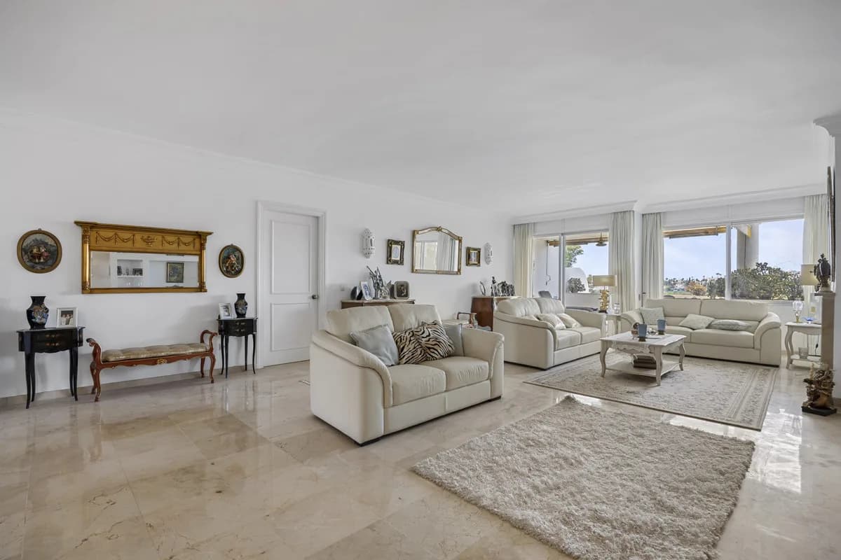 2 Bedroom Middle Floor Apartment for Sale in Guadalmina Alta, Málaga - Image 5