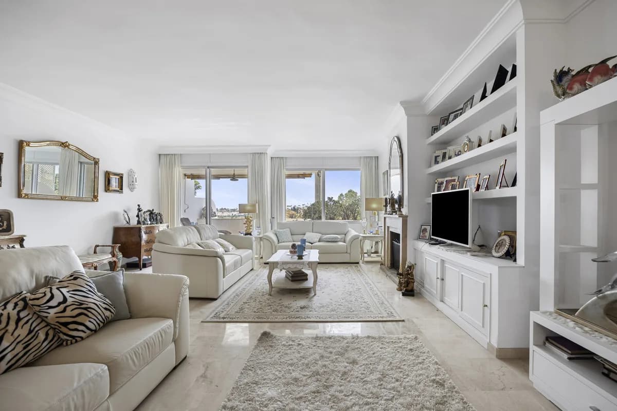 2 Bedroom Middle Floor Apartment for Sale in Guadalmina Alta, Málaga - Image 6