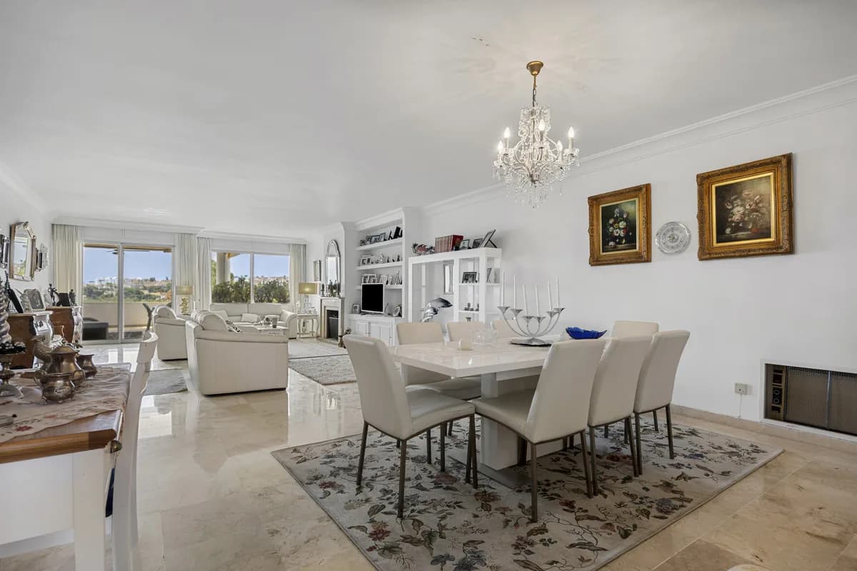 2 Bedroom Middle Floor Apartment for Sale in Guadalmina Alta, Málaga - Image 8