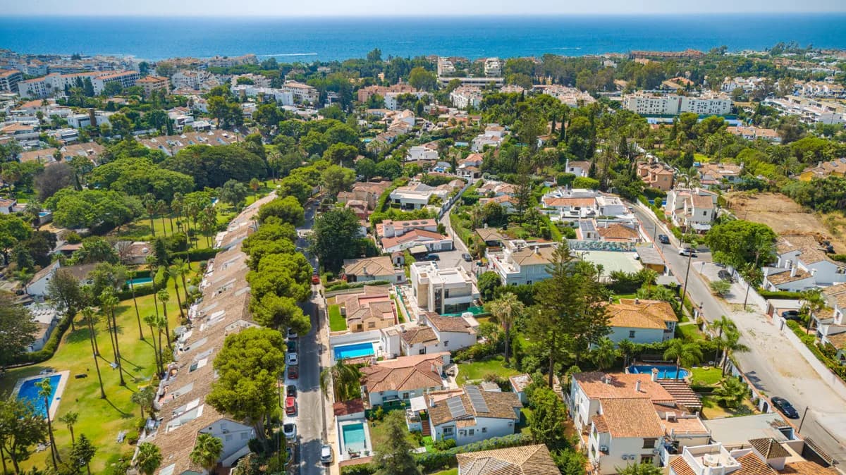 2 Bedroom Detached Villa for Sale in Nueva Andalucía, Málaga - Image 3